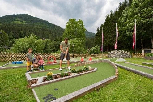 Minigolfspielen rund um den Teich