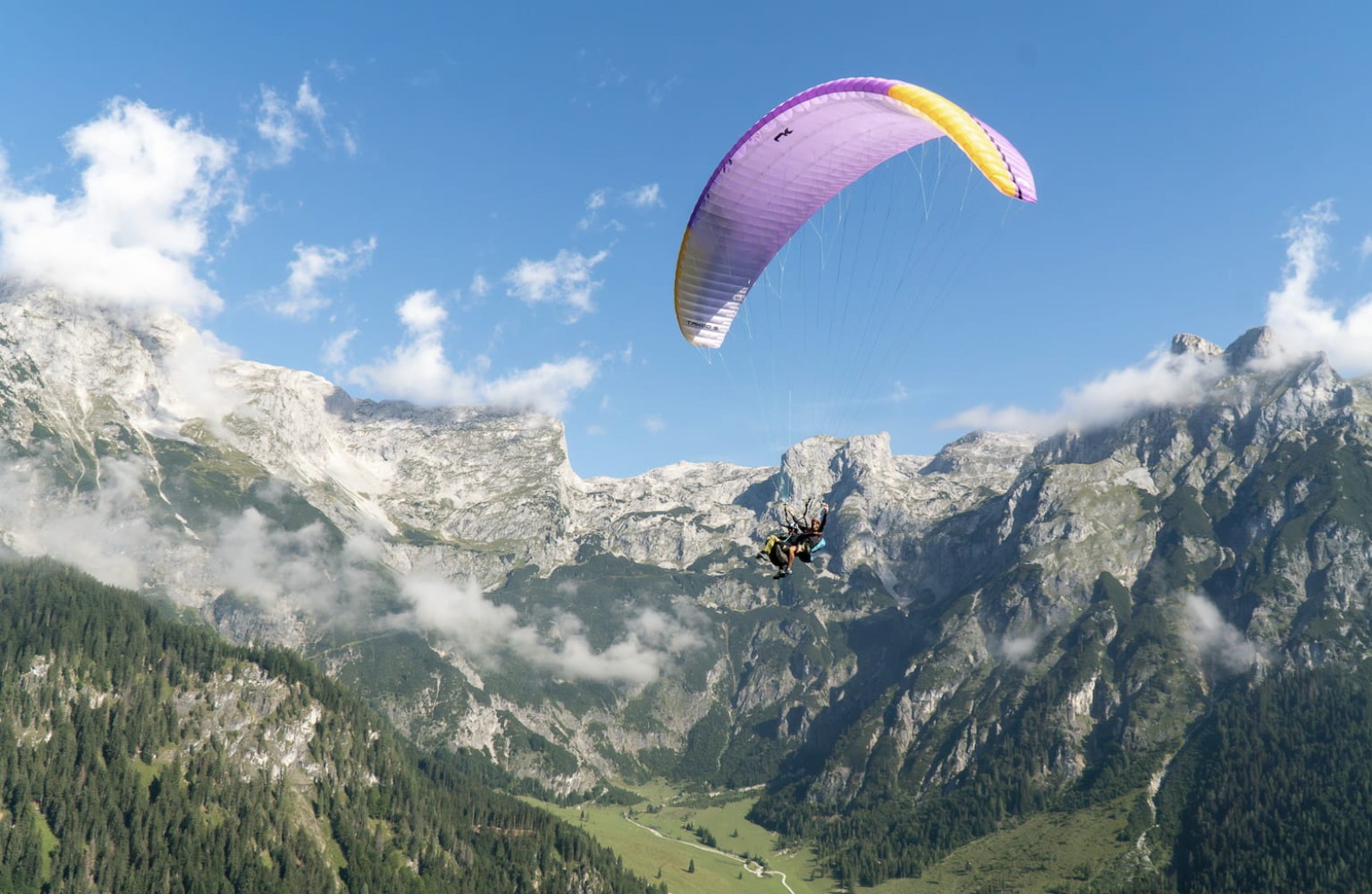 Paragleit-Tandemflug im Sommer in den Salzburger-Bergen
