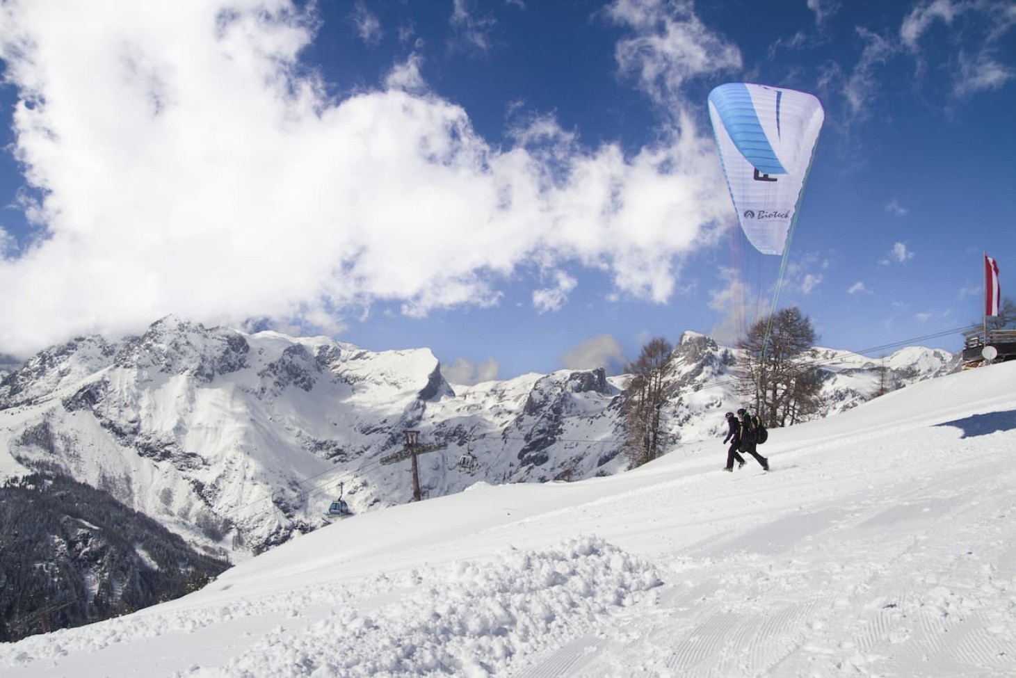Alpenhof Filzmoos - Start beim Tandemflug in den Salzburger Bergen im Winter