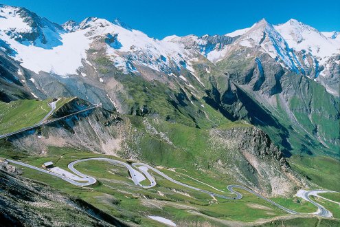 Der Grossglockner mit der berühmten Hochalpenstrasse