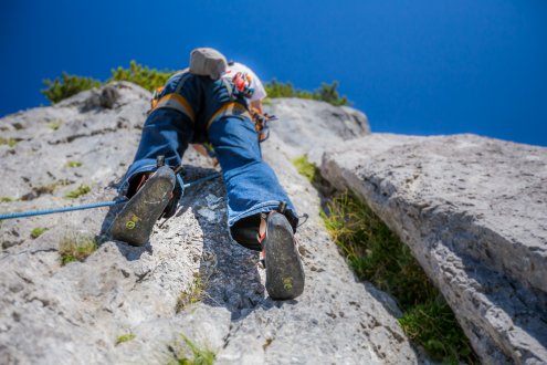Steil bergauf beim Felsen