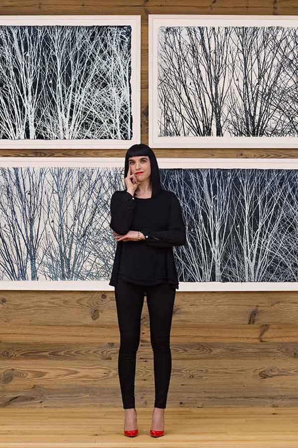Evi Schartner posiert vor Bildern
