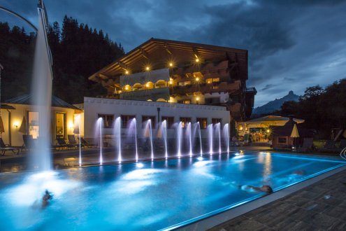 Abendaufnahme mit Wasserspiele