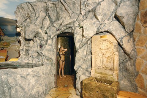 Duschbereich mit Granderbrunnen und Tauchbecken