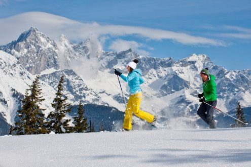 Vor dem Bergmassiv von Bischofsmütze und Dachstein