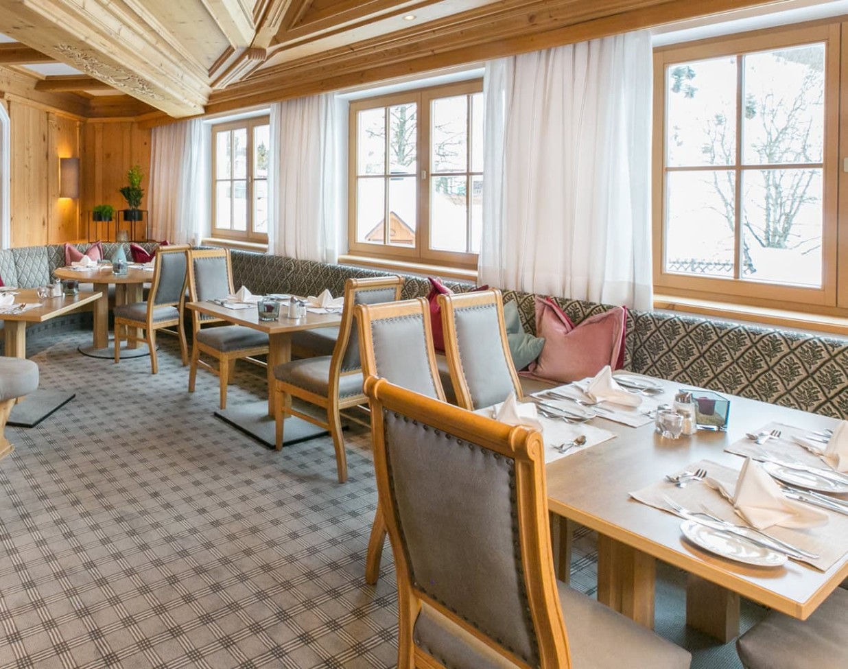 Die Stube ist gedeckt im Alpenhof Naturglück in Filzmoos