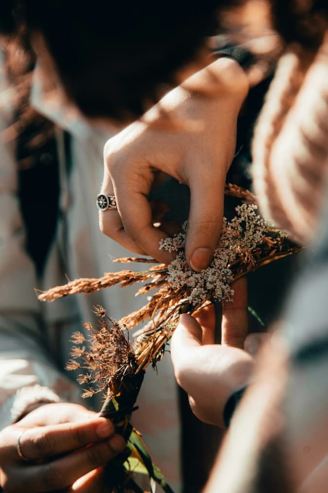 Trockenblumen und Dekoration gemeinsam kreieren