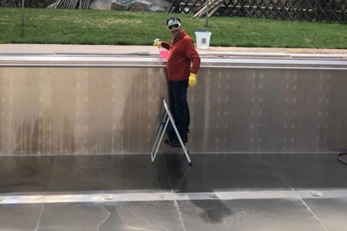 der Chef putzt den Pool
