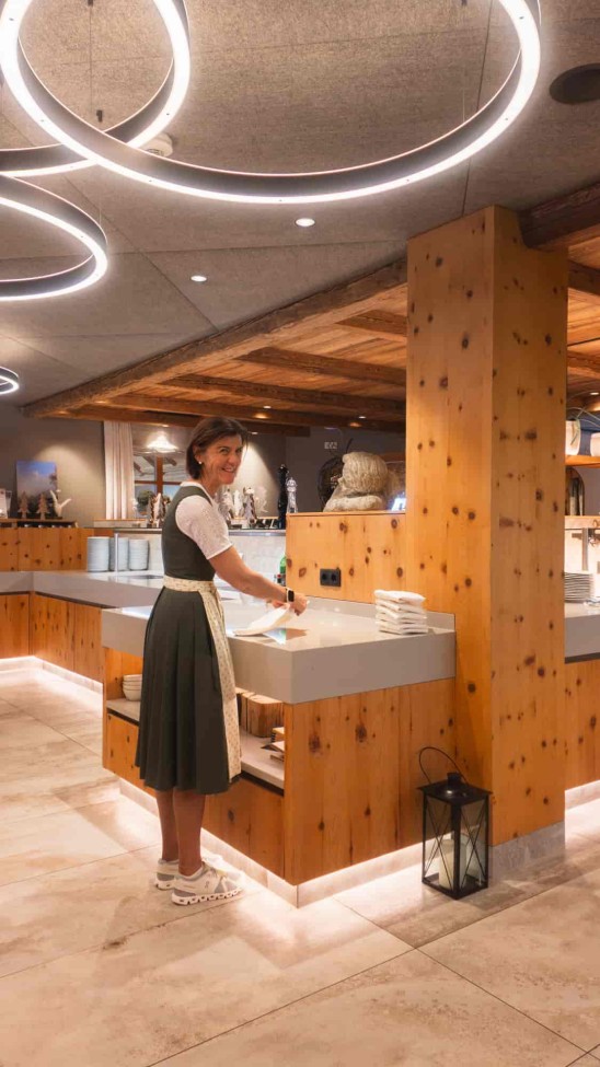 Kellnerin beim Serivetten Falten im Alpenhof Naturglück in Filzmoos
