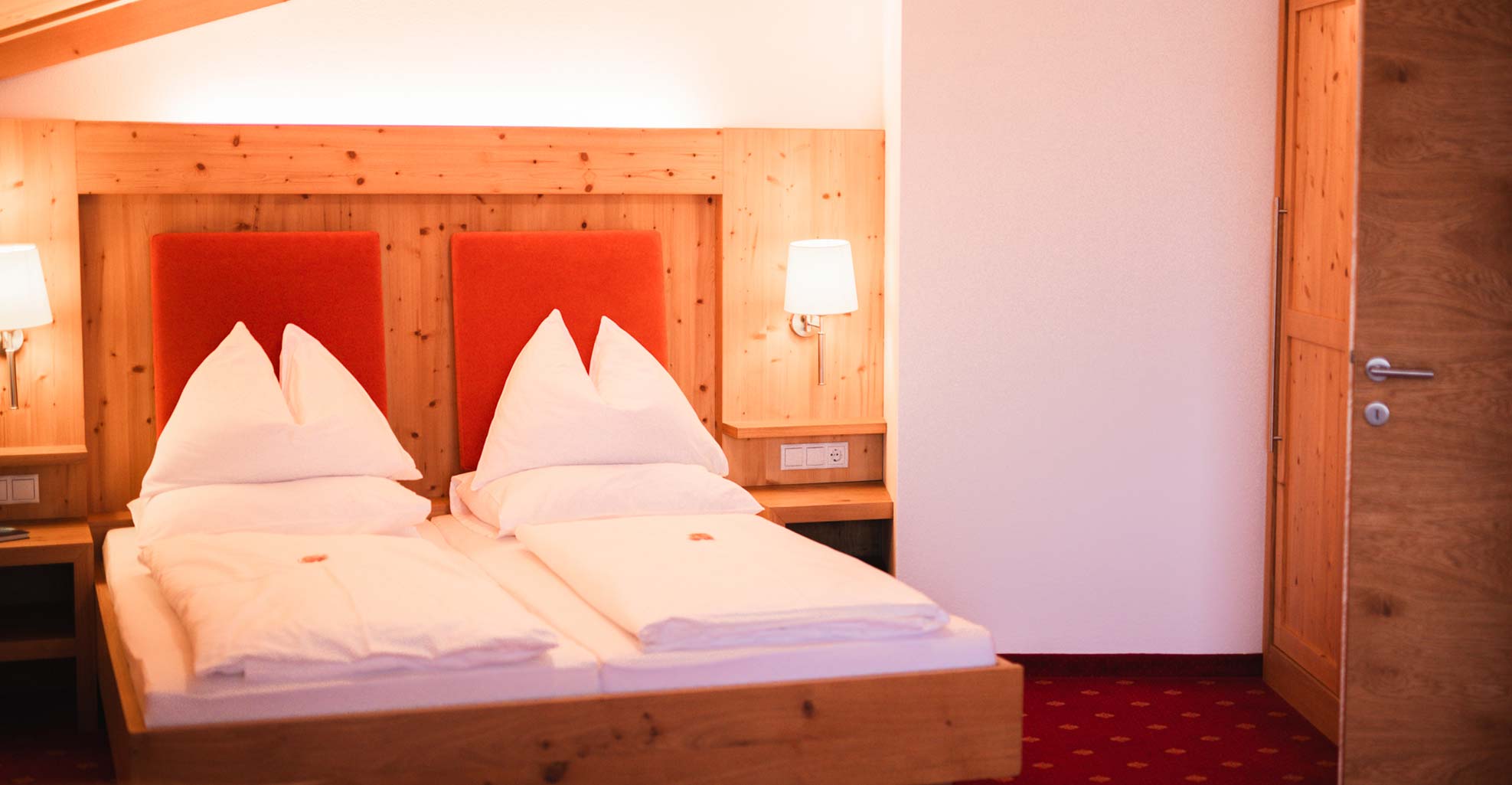 Kuscheliges Wohngefühl in den Zimmern und Suiten im Hotel Naturglück Alpenhof in Filzmoos