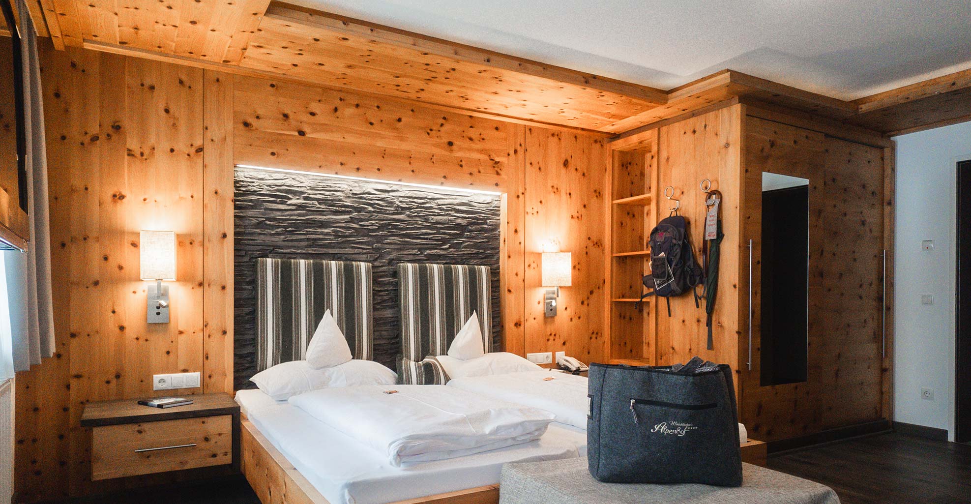 Kuscheliges Wohngefühl in den Zimmern und Suiten im Hotel Naturglück Alpenhof in Filzmoos