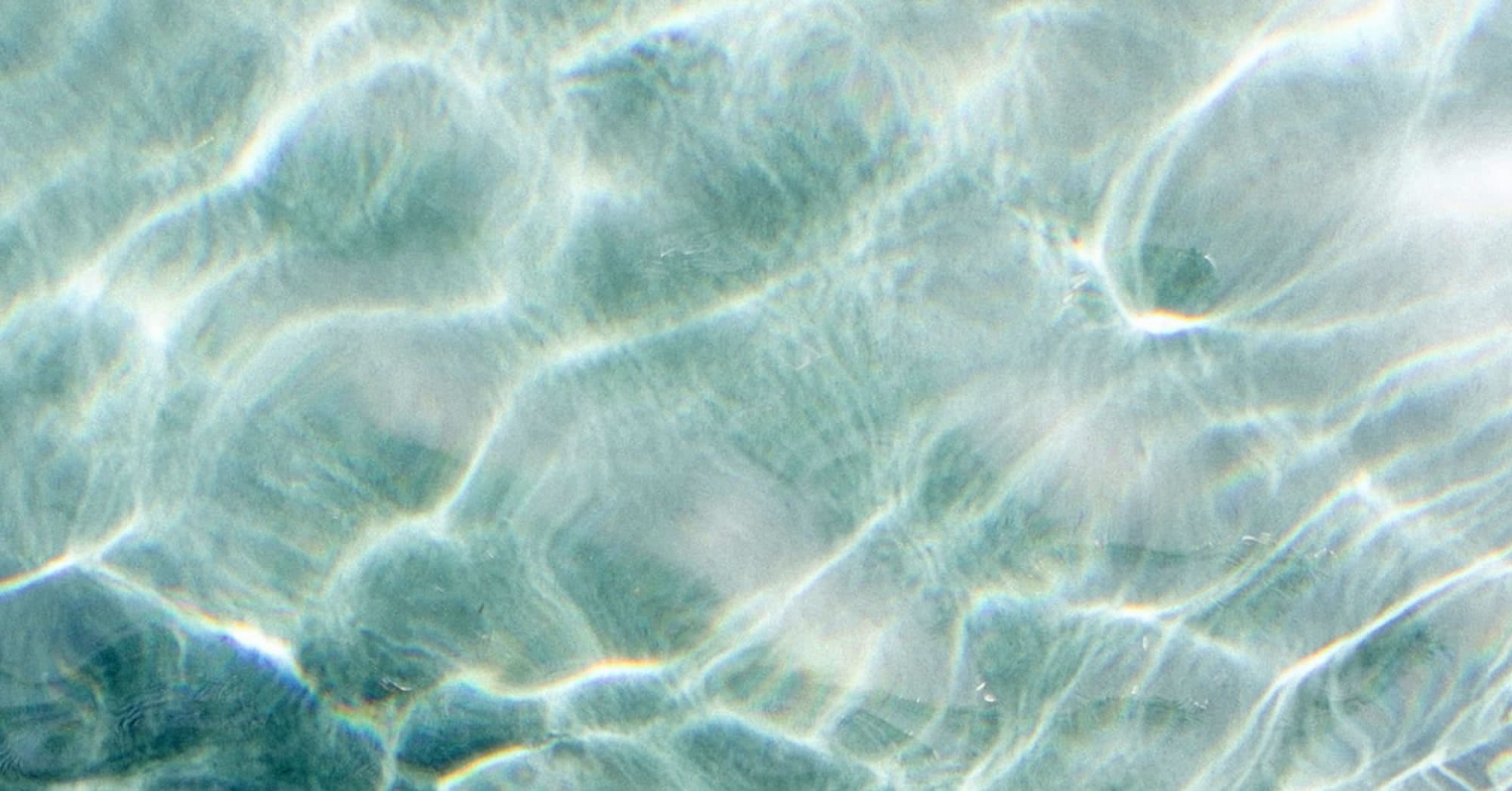 Reflektierende Sonnenstrahlen im Schwimmbad im Hotel Naturglück Alpenhof in Filzmoos