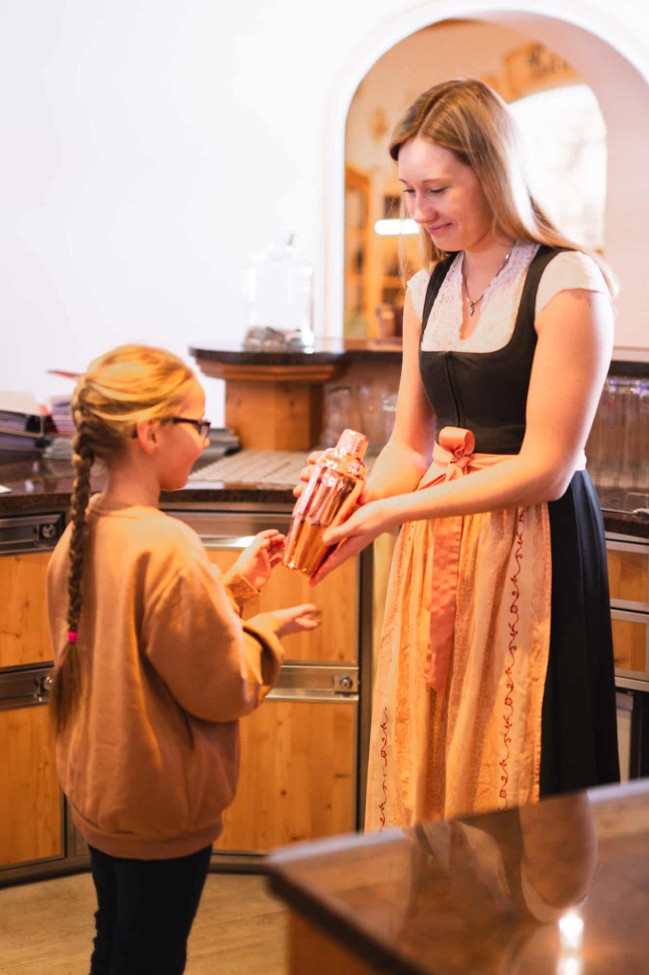 Mixing cocktails for the children at the Hotel Alpenhof Naturglück in Filzmoos