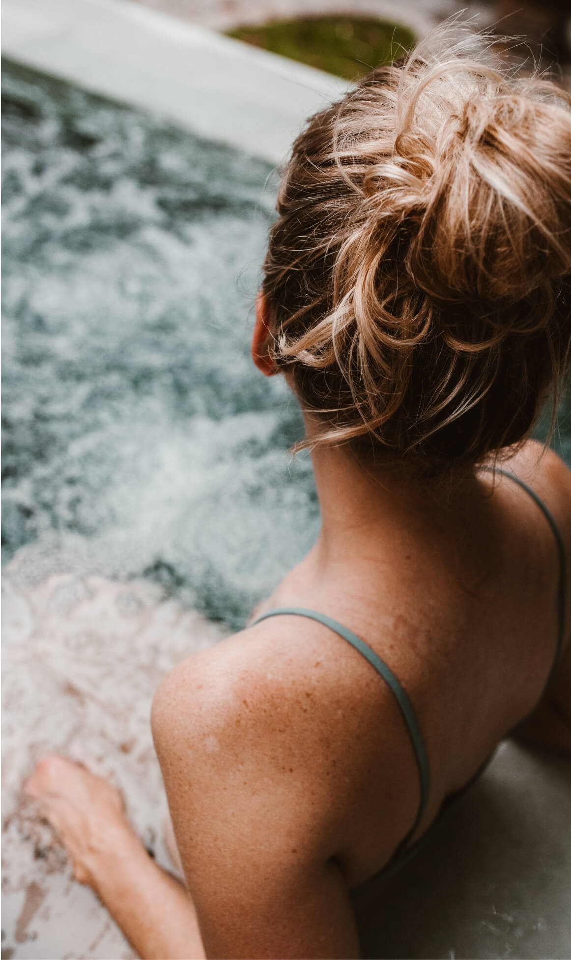 Schwimmen im warmen Außenschwimmbad