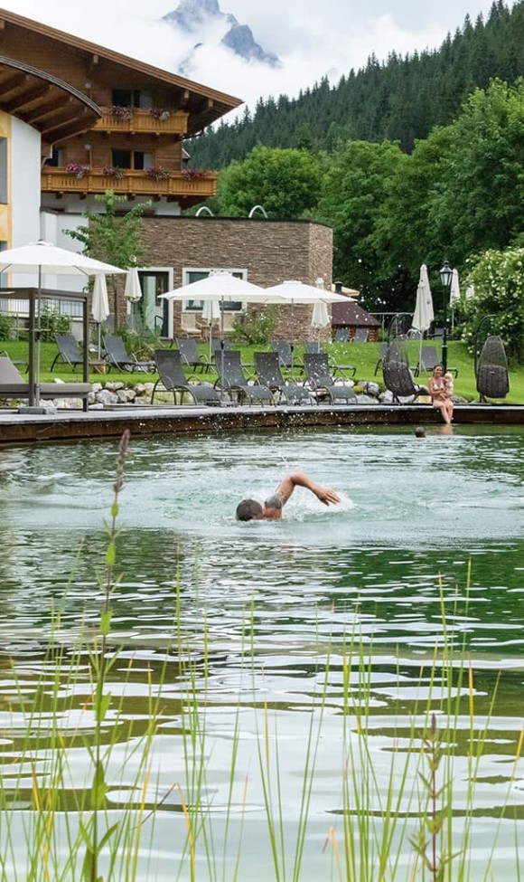 Wellnessbereich mit Hallenbad im Hotel Alpenhof in Filzmoos