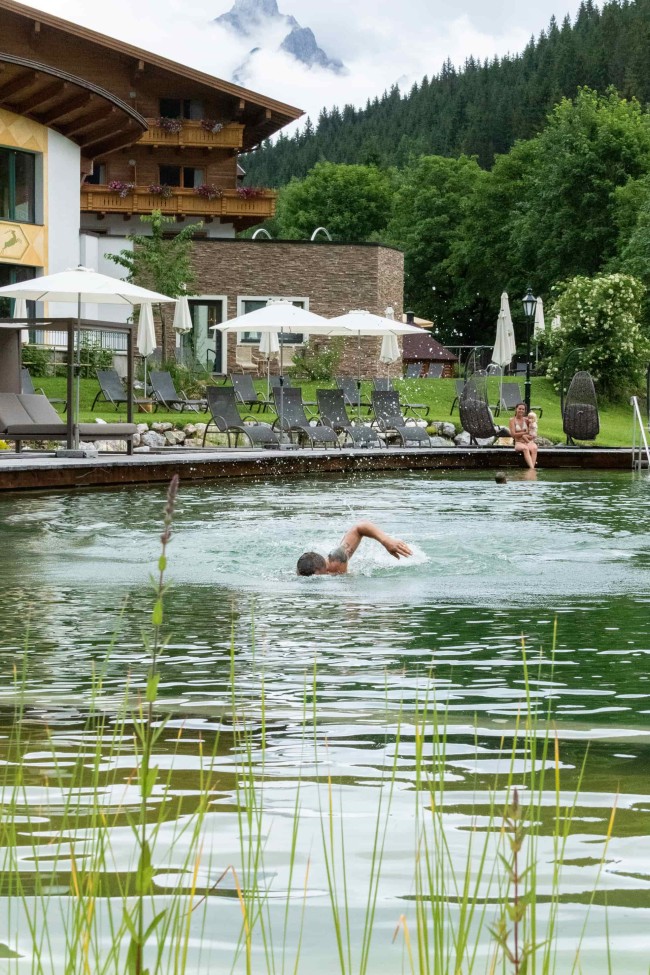 Schwimmen im Naturbadeteich Filzmoos im Hotel Alpenhof Naturglück