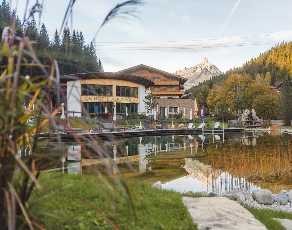 Das Hotel Alpenhof in Filzmoos im Herbst