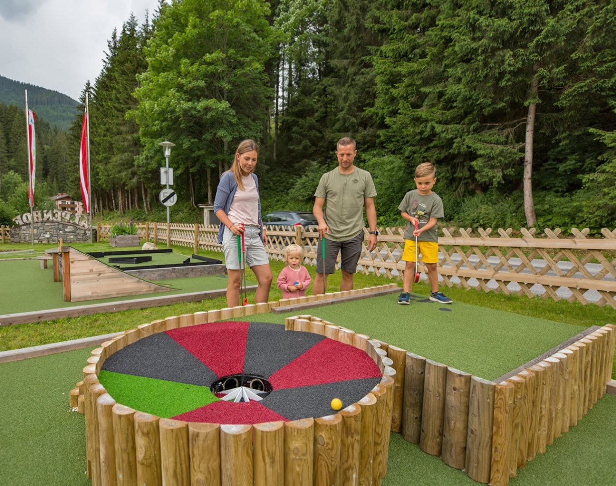 Funarea mit Minigolf, Kinderkino, Schwimmbecken und vielen weiteren Attraktionen im Hotel Alpenhof Naturglück in FIlzmoos