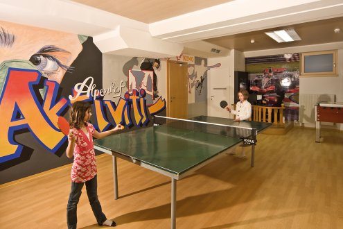 Tischtennismatch und Rennsimulator im Hintergrund