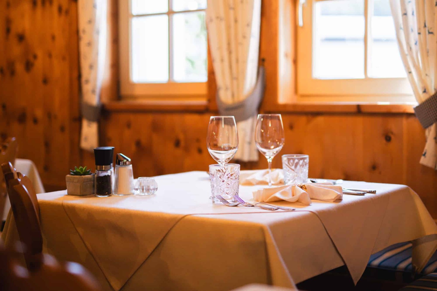 Essen im Speisesaal im Alpenhof Naturglück in Filzmoos