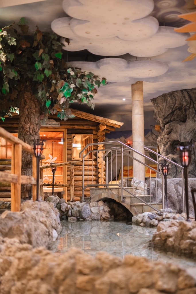 Wellnessbereich mit Hallenbad im Hotel Alpenhof in Filzmoos