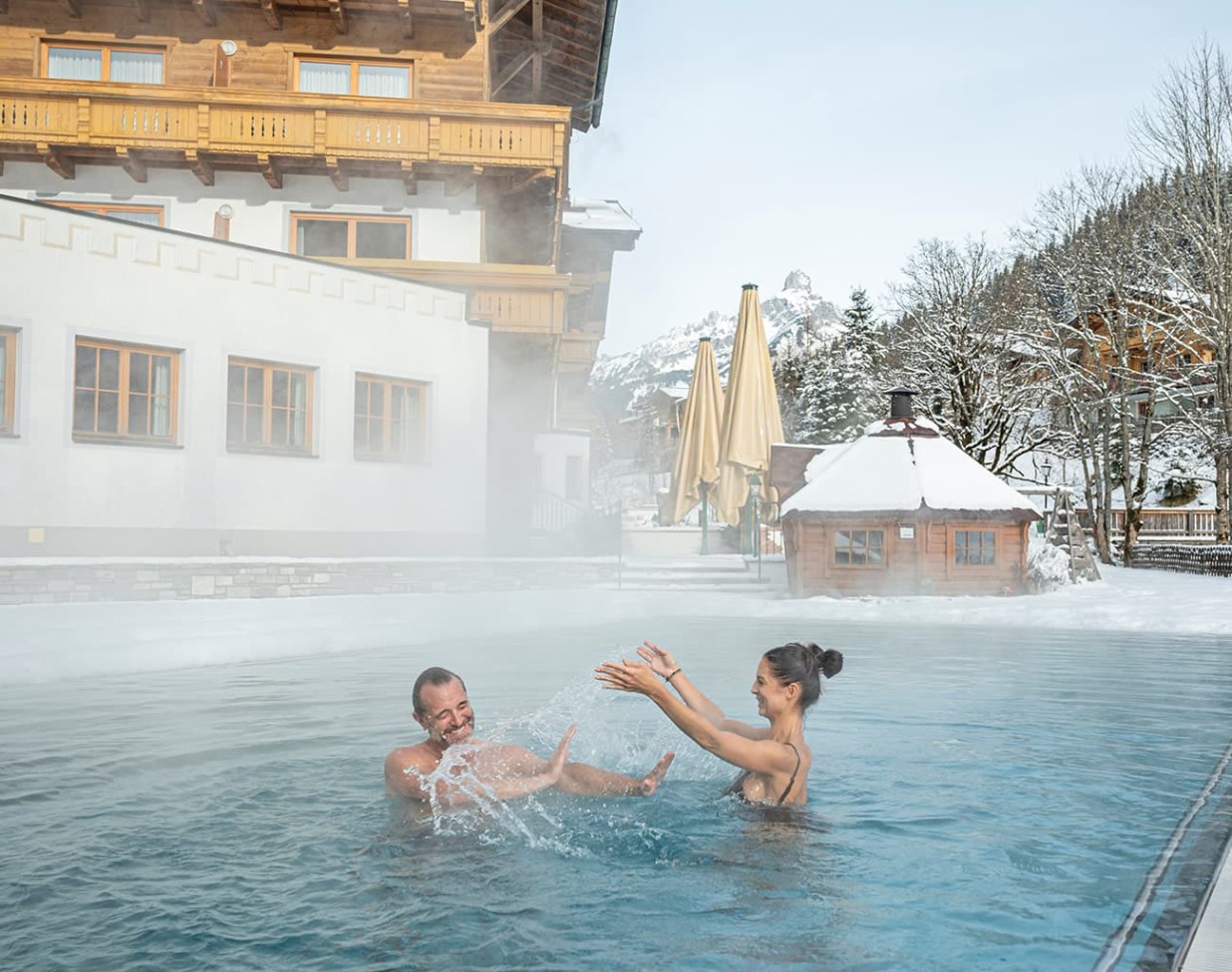 Ganzjährig beheiztes Freibad im 4 Sterne Hotel Alpenhof Naturglück