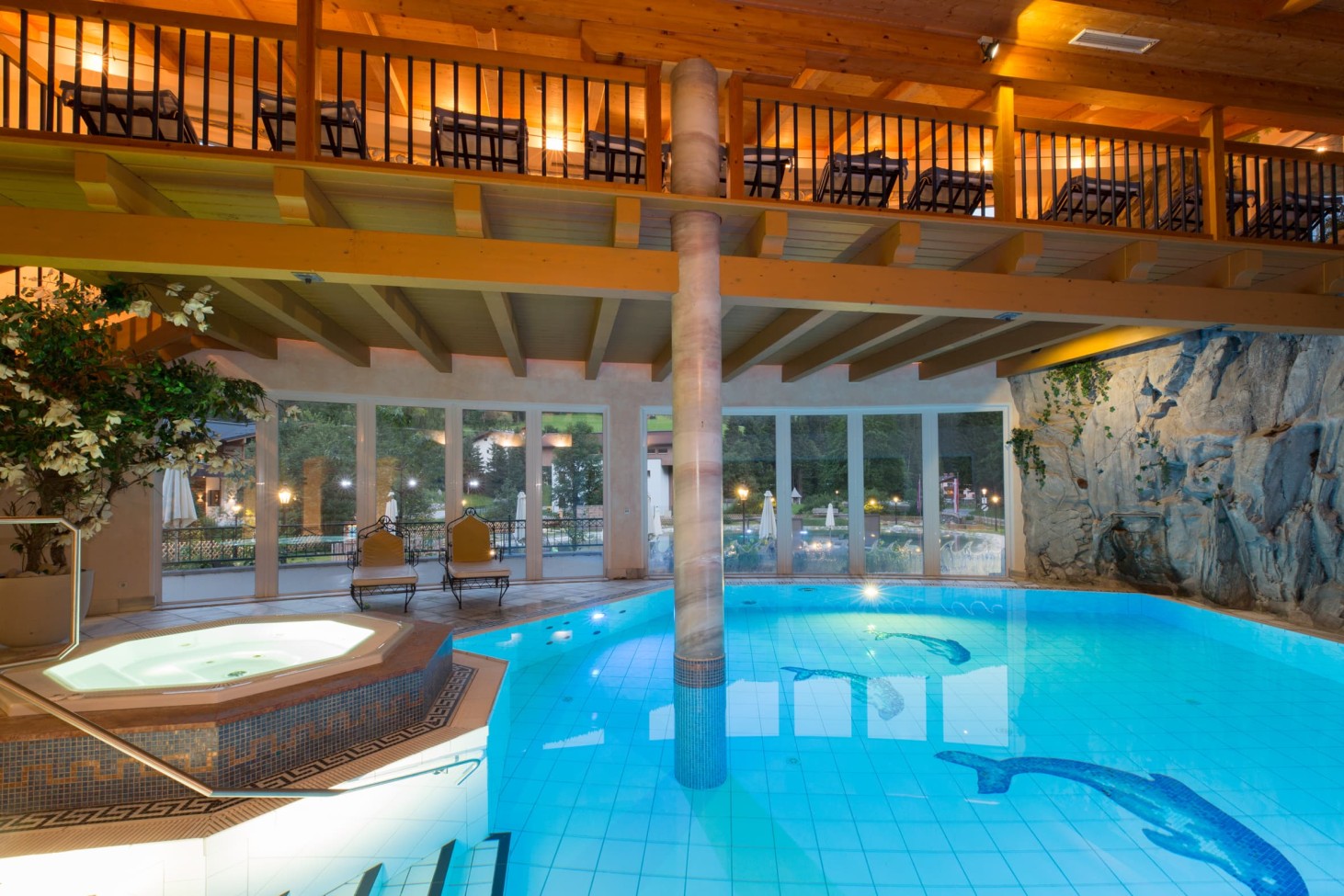 Hallenbad und Whirlpool im Hotel Alpenhof Naturglück