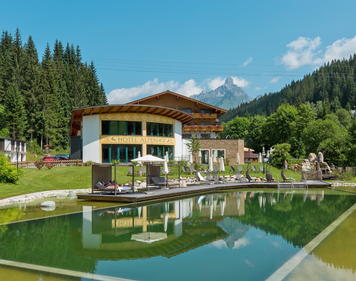 Großzügiger Badeteich im Hotel Alpenhof Filzmoos