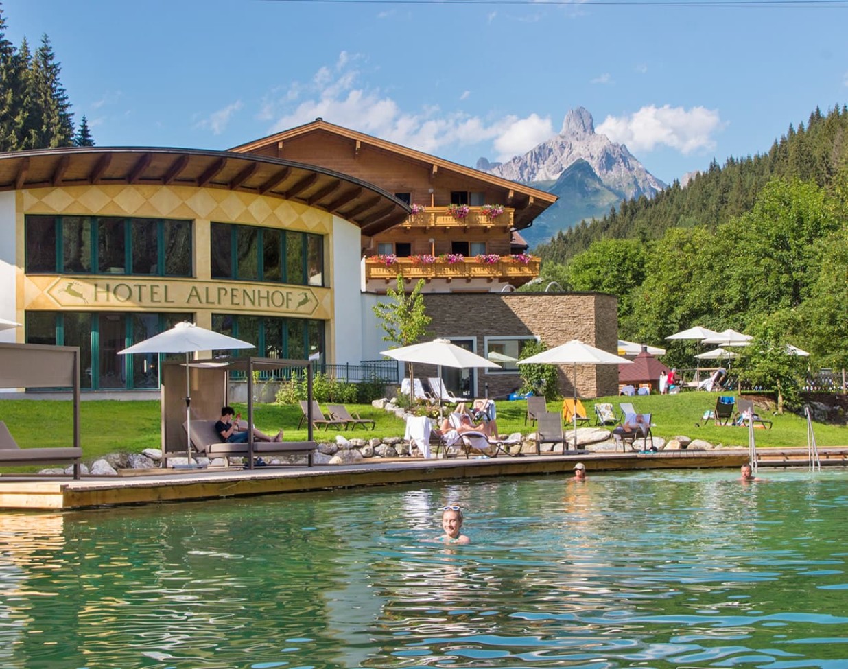 Schwimmen im Teich oder im beheizten Freischwimmbad im Hotel Alpenhof Filzmoos
