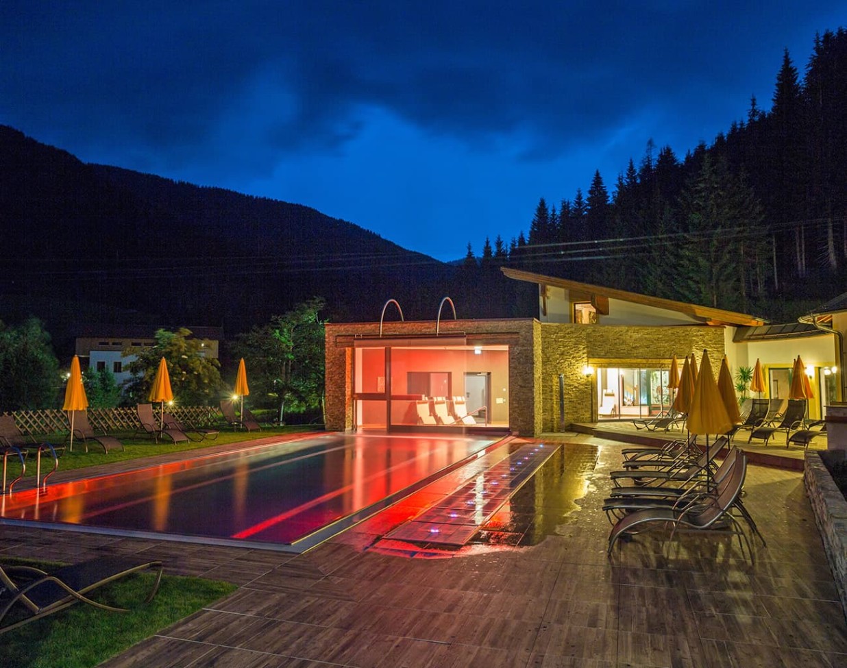 Warmes Freibad im Sommer 