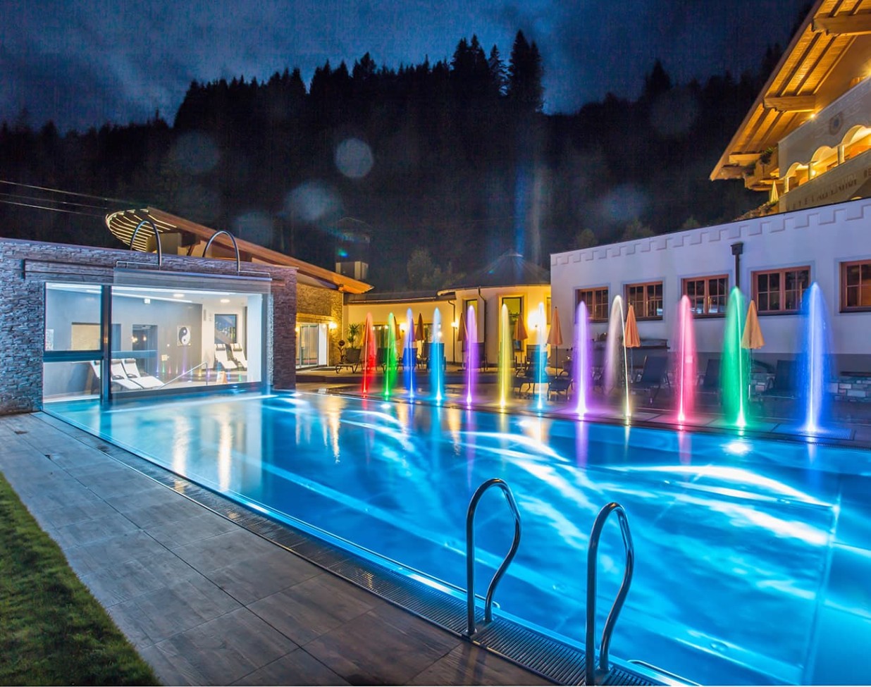 Unser Aussenpool - ganzjährig bezeizt und abends bis 22:00 Uhr offen