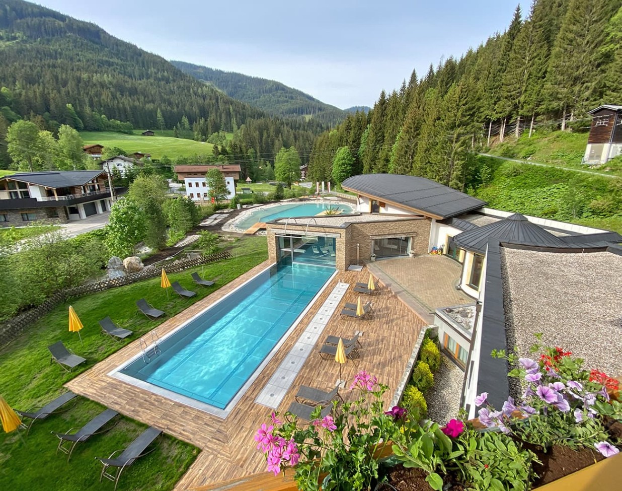 Großer Wellnessbereich im Alpenhof Naturglück in Filzmoos