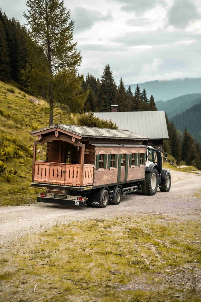Gratis zu den Hofalmen fahren mit dem Almi in Filzmoos als Gast des Hotel Alpenhof Naturglueck