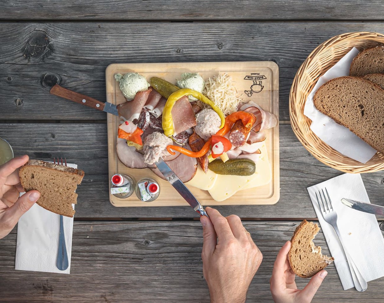 Eine staerkende Jause auf der Alm gratis als Gast des Hotel Alpenhof Naturglueck mit der AlmCard Filzmoos
