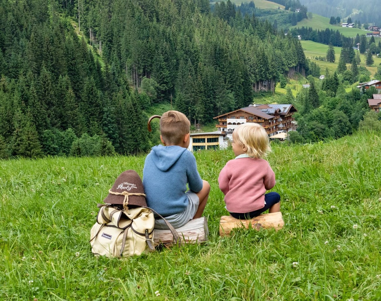 Wandern direkt vom Hotel Alpenhof Naturglueck weg fuer die ganze Familie