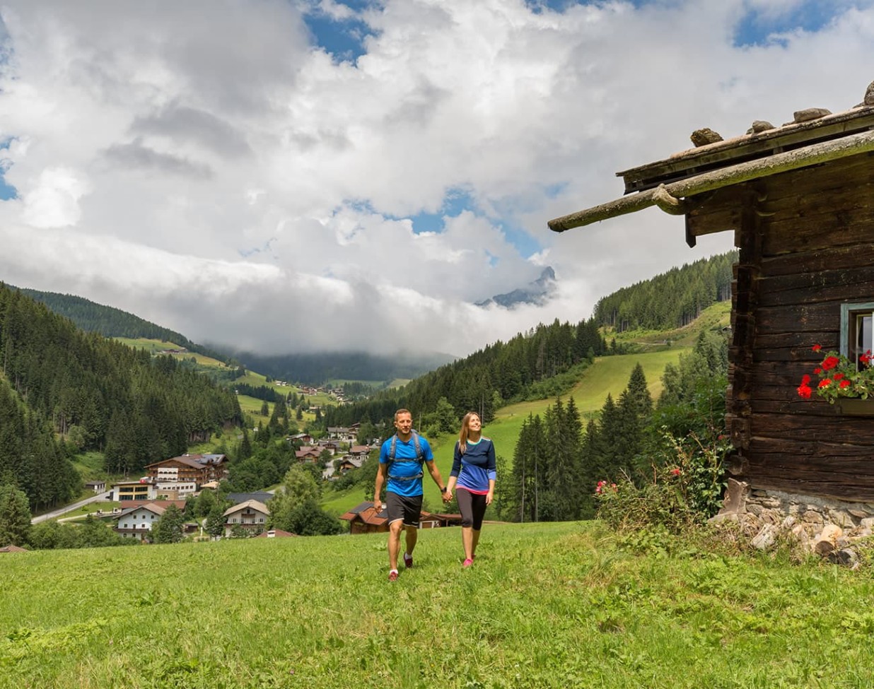 Taeglich gefuehrte Wanderungen direkt vom 4 Sterne Hotel Alpenhof Naturglueck weg