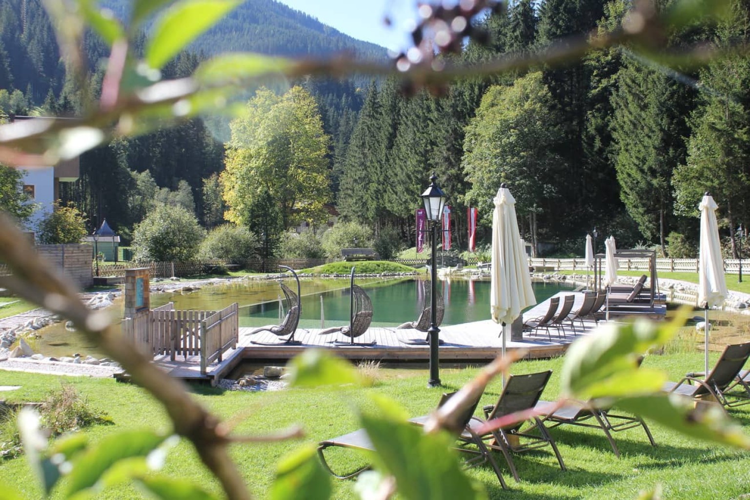 Short walks or a relaxing break by the lake at Alpenhof Naturgl&uuml;ck