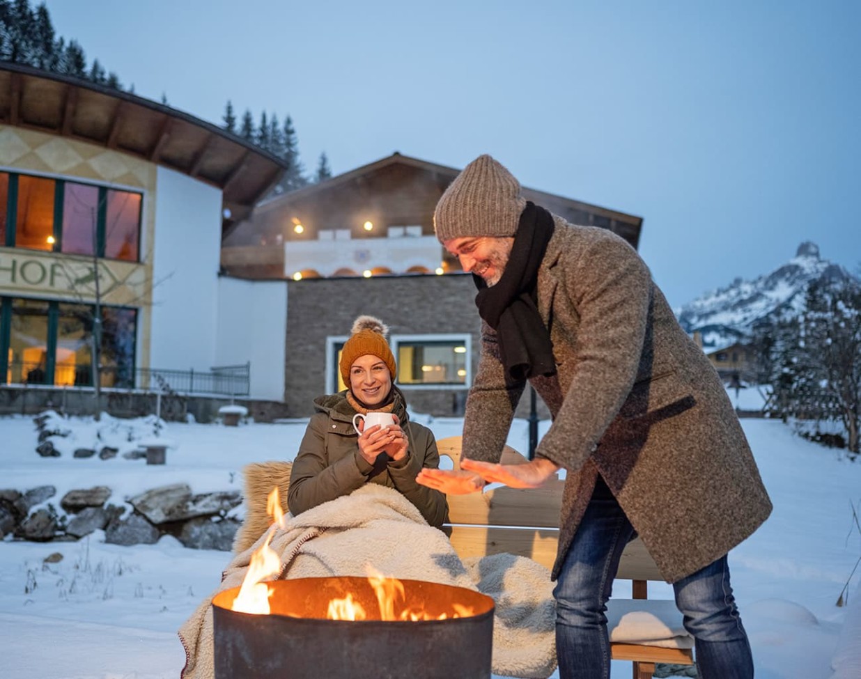 Kind fährt auf einer Skirennstrecke Ski