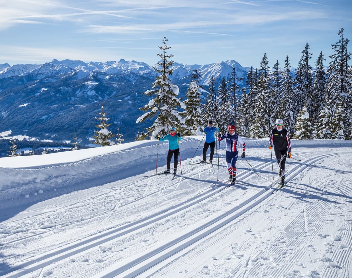 Kind fährt auf einer Skirennstrecke Ski