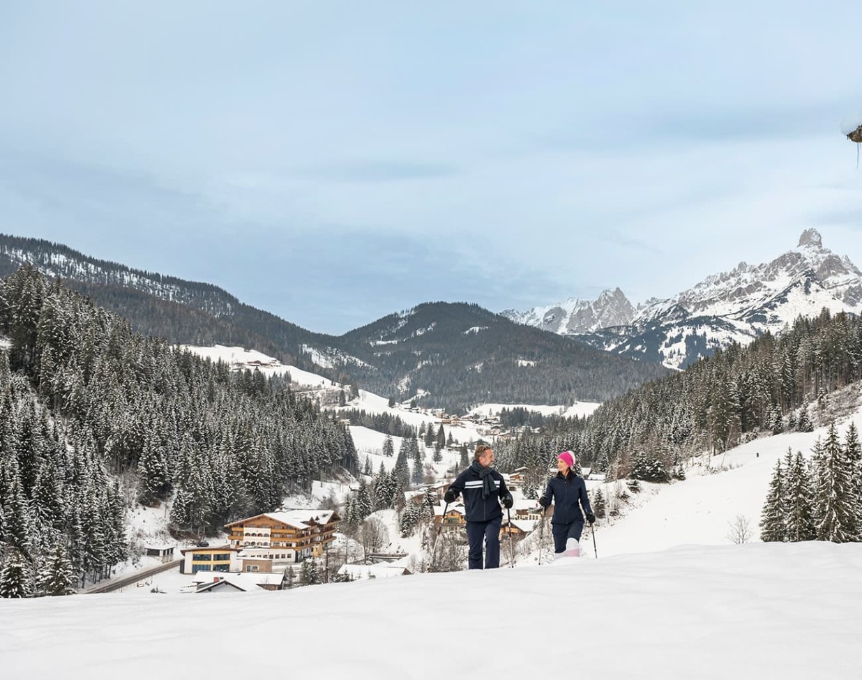 Zu Fuß mit den Skiern zum Lift direkt vom 4 Sterne Hotel Alpenhof Naturglueck weg