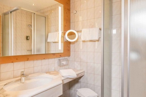 Badezimmer mit Marmorwaschtisch - WC separat
