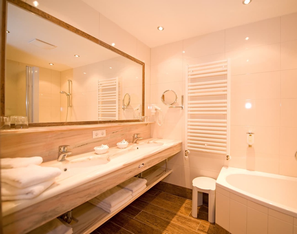 Grosszuegiges Badezimme im Alpenhof Naturglueck in Filzmoos