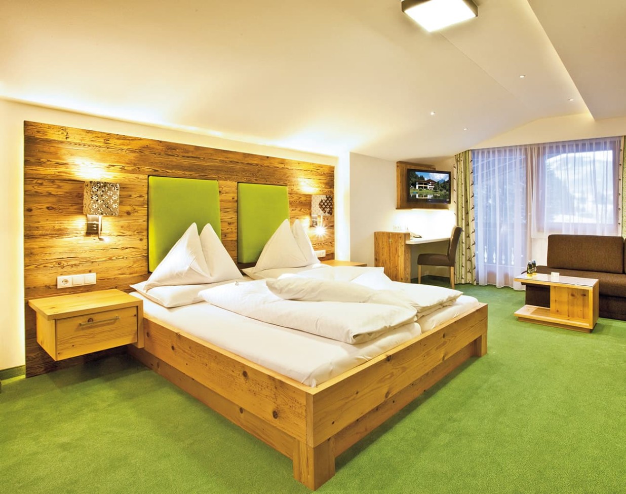 Doppelzimmer Dachstein mit Balkon im Hotel Alpenhof Naturglück