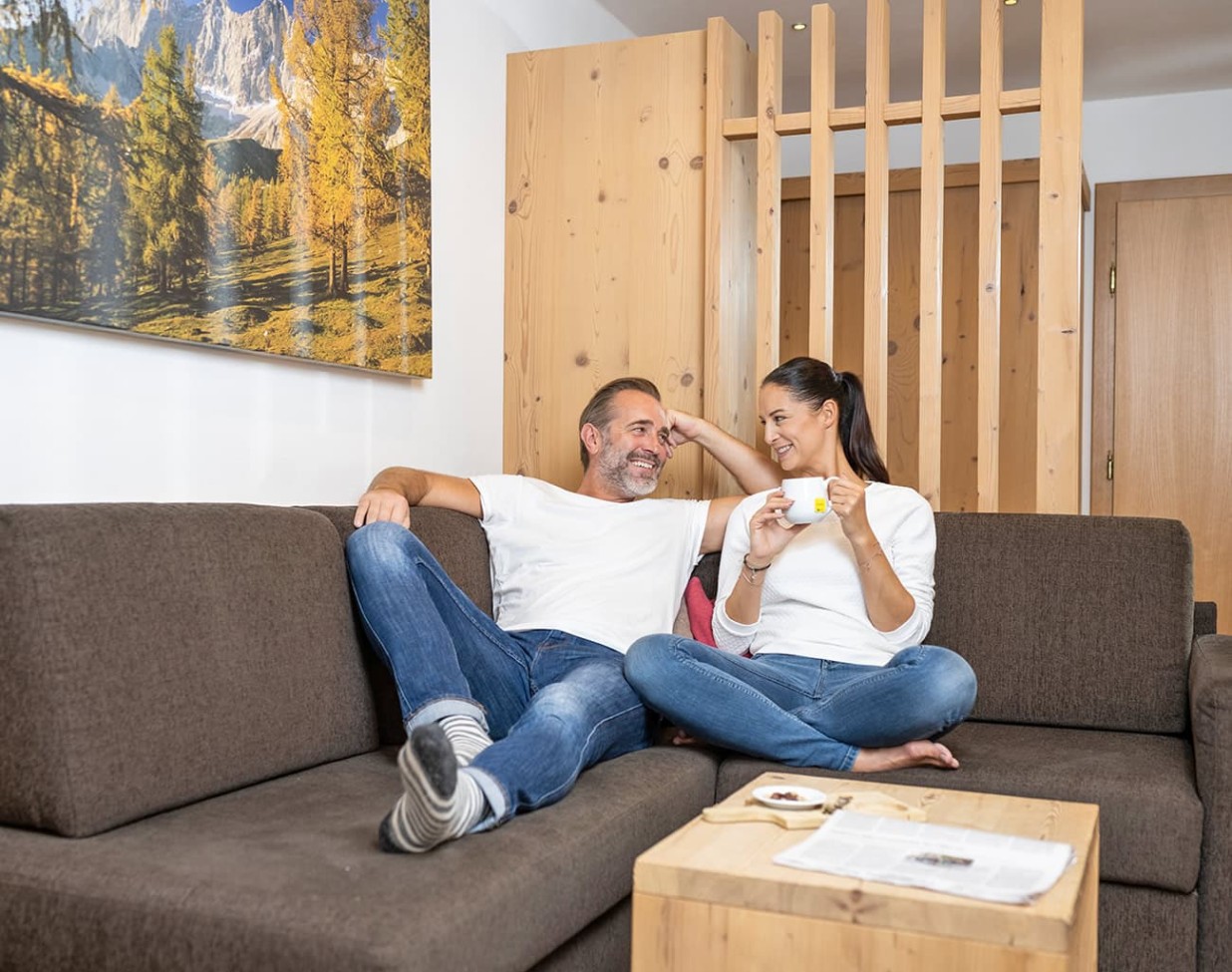 Gemuetliche Ecke im Doppelzimmer Mitterspitz im Alpenhof Naturglueck in Filzmoos