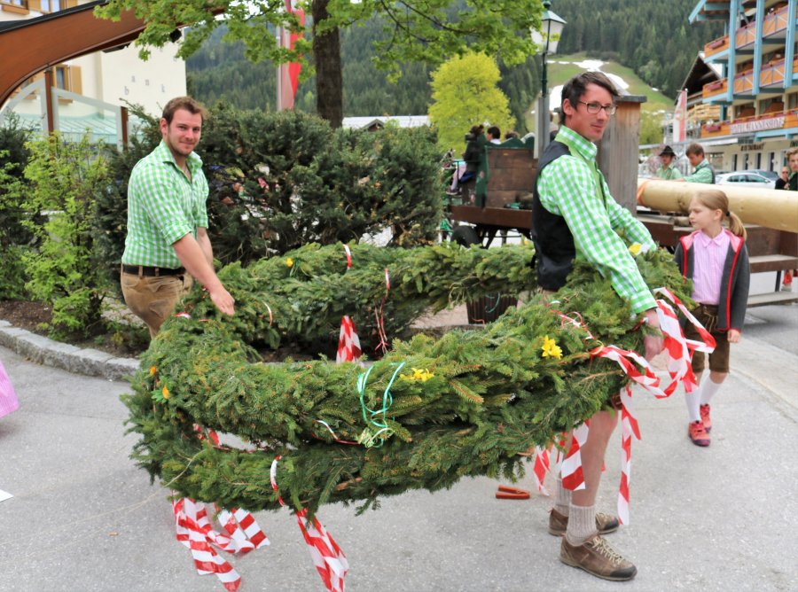 Maibaum aufstellen